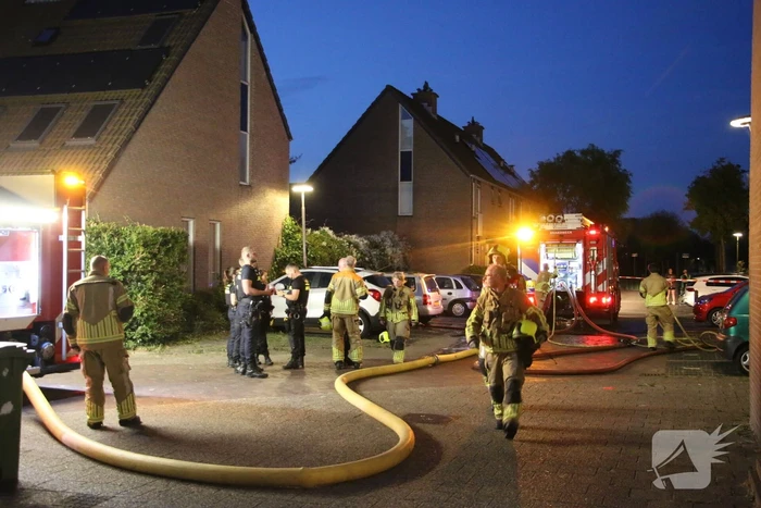 Brandweer ingezet voor uitslaande brand bij woning
