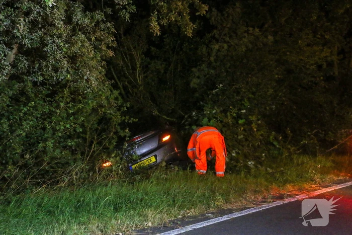 Automobilist belandt in bosschages