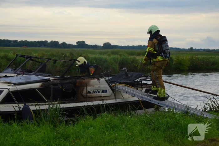 Flinke brand verwoest plezierjacht