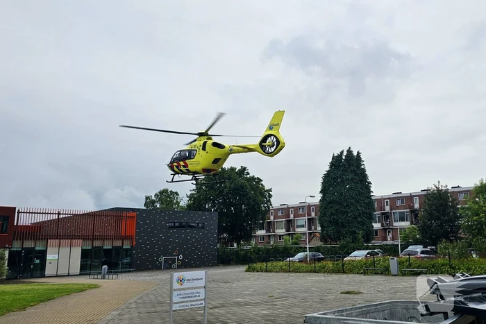 Traumahelikopter landt voor hulp aan baby