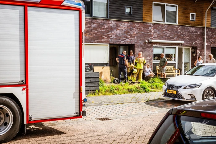 Brandweer doet onderzoek naar vreemde lucht in woning