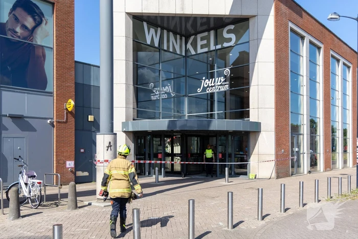 Medewerker ontdekt scheur in vloer winkelcentrum