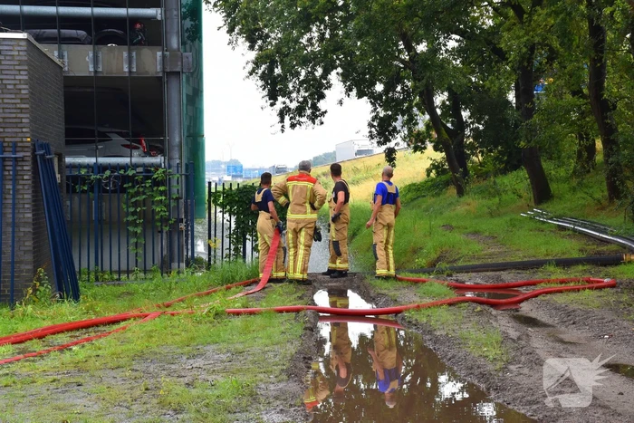Brandweer pompt parkeerkelder leeg