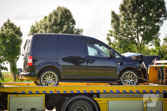 Bestelbus klapt achterop personenauto