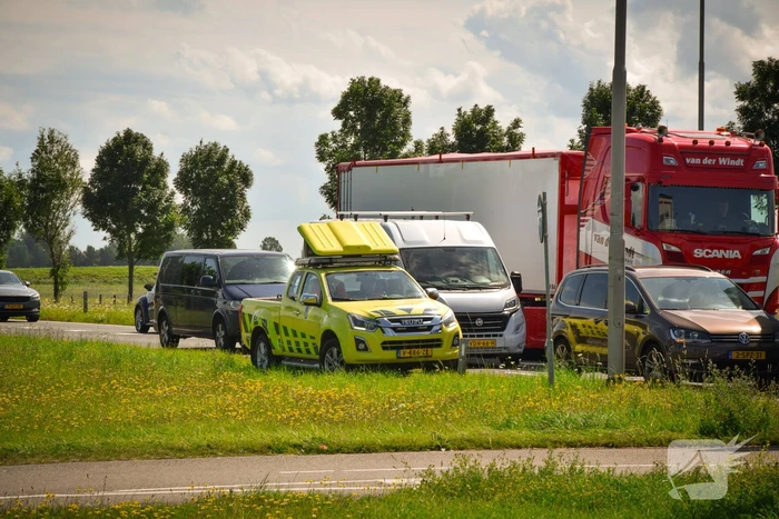 Bestelbus klapt achterop personenauto