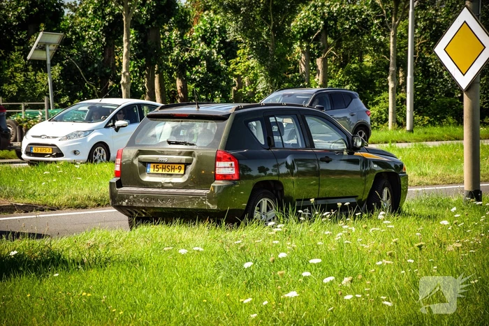 Bestelbus klapt achterop personenauto