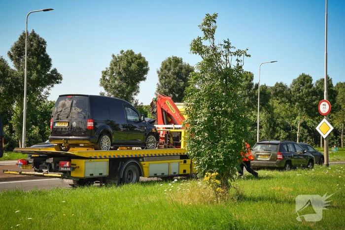 Bestelbus klapt achterop personenauto