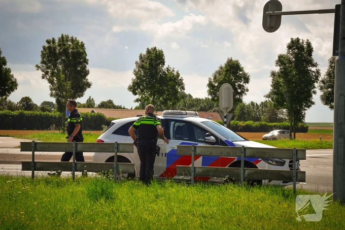 Bestelbus klapt achterop personenauto