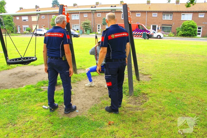 Jeugdig persoon vast in schommel brandweer schiet te hulp