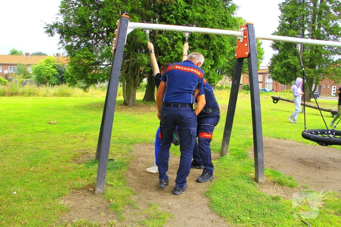 Jeugdig persoon vast in schommel brandweer schiet te hulp