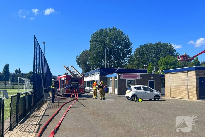 Dak van clubgebouw voetbalvereniging vat vlam