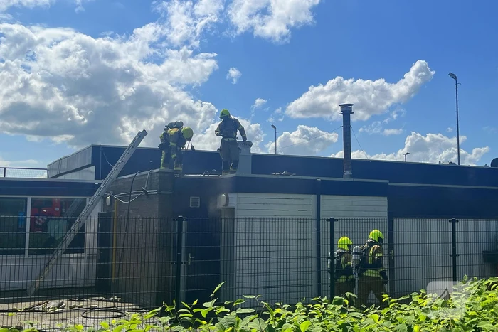 Dak van clubgebouw voetbalvereniging vat vlam