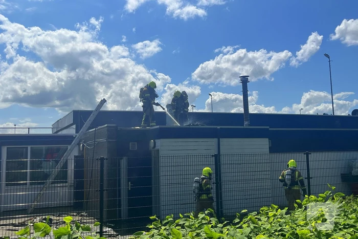 Dak van clubgebouw voetbalvereniging vat vlam