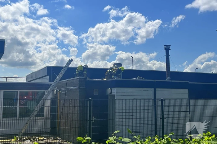Dak van clubgebouw voetbalvereniging vat vlam