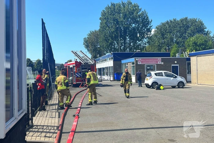 Dak van clubgebouw voetbalvereniging vat vlam
