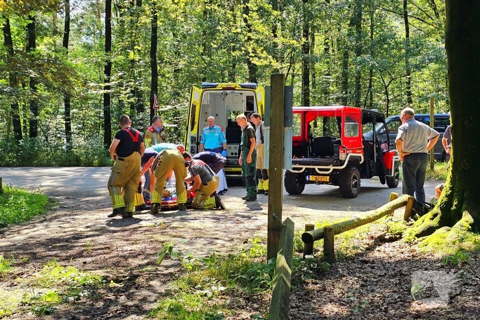 Mountainbiker valt op parcour in bosgebied