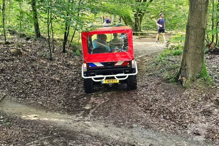 Mountainbiker valt op parcour in bosgebied