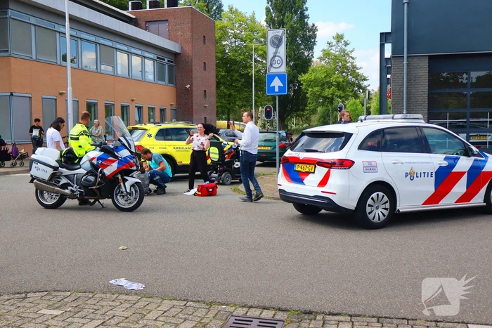Vrouw in scootmobiel gewond op straat