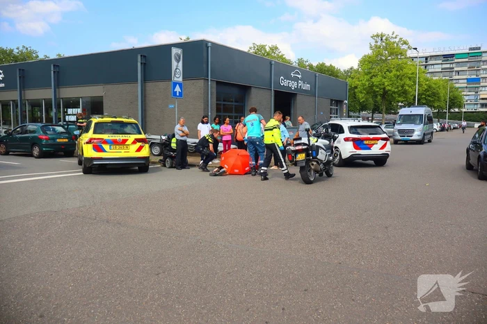 Vrouw in scootmobiel gewond op straat