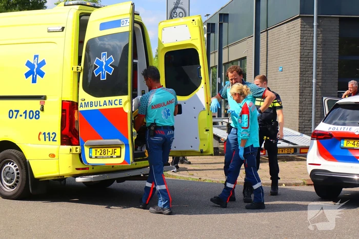 Vrouw in scootmobiel gewond op straat