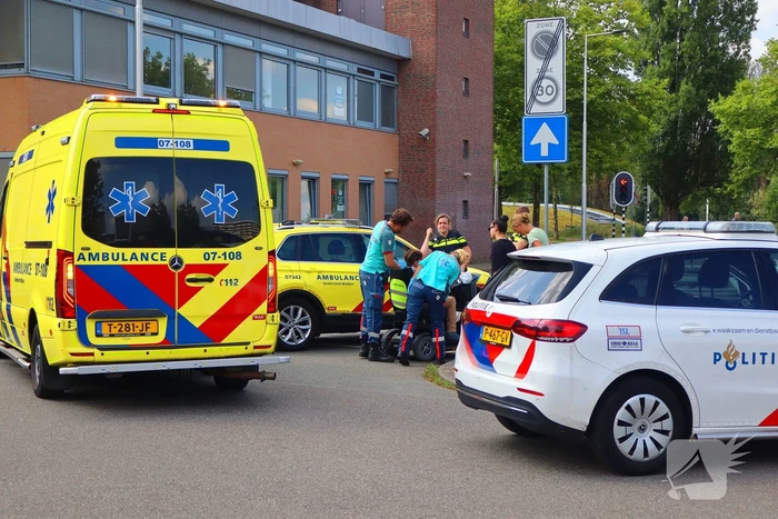 Vrouw in scootmobiel gewond op straat