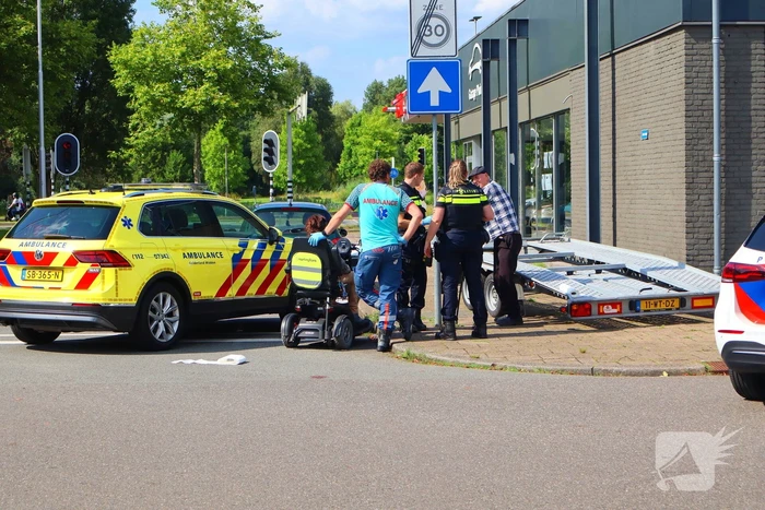 Vrouw in scootmobiel gewond op straat