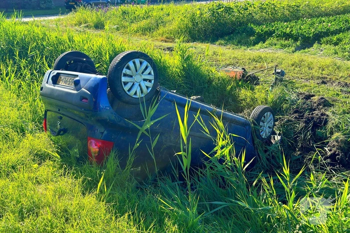 Automobilist verliest macht over stuur en belandt op de kop in sloot