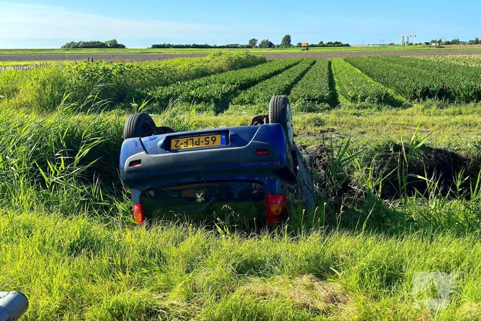 Automobilist verliest macht over stuur en belandt op de kop in sloot