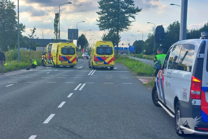 Motorrijder schept fietser