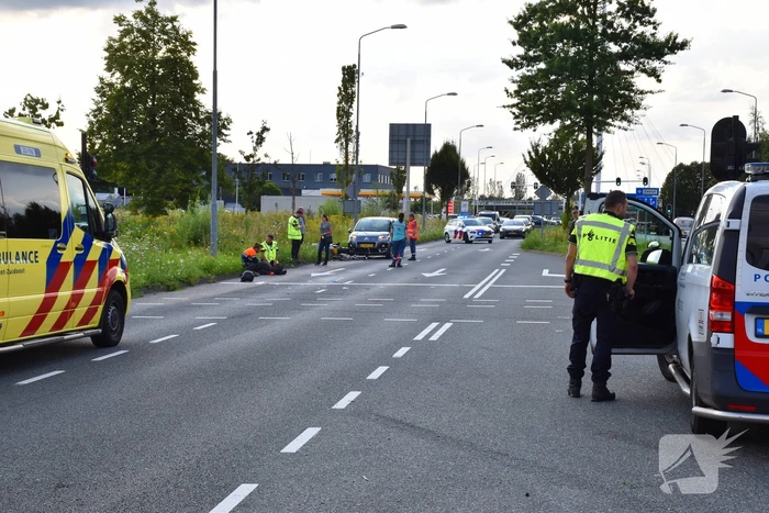 Motorrijder schept fietser