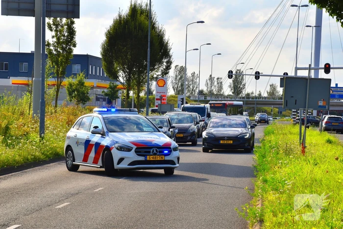 Motorrijder schept fietser