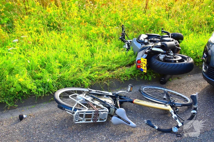 Motorrijder schept fietser