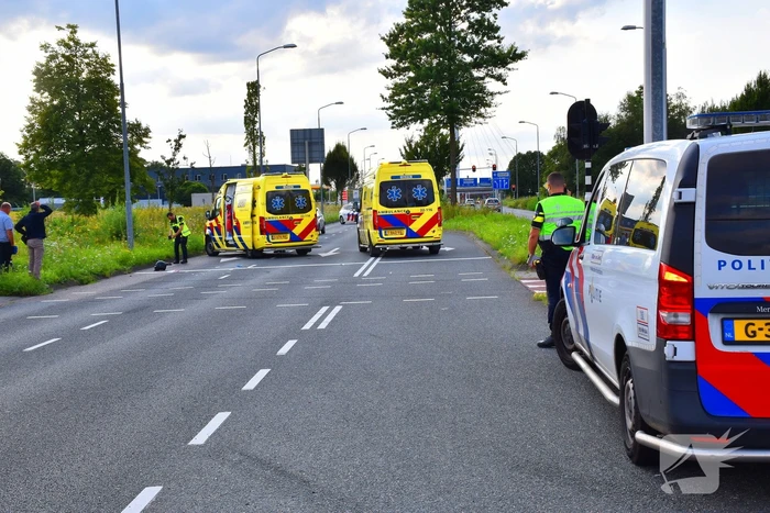 Motorrijder schept fietser