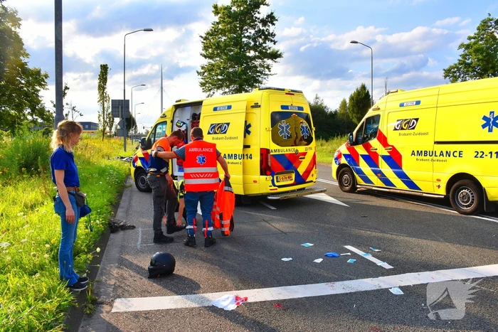 Motorrijder schept fietser
