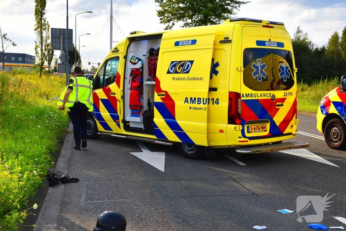 Motorrijder schept fietser