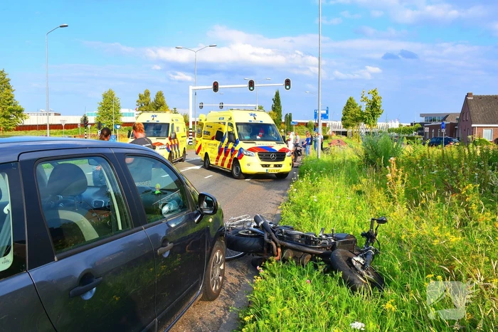 Motorrijder schept fietser