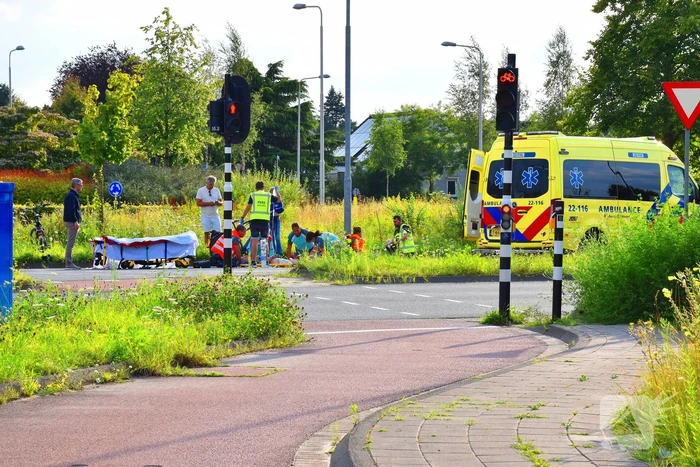 Motorrijder schept fietser