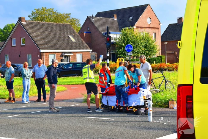 Motorrijder schept fietser