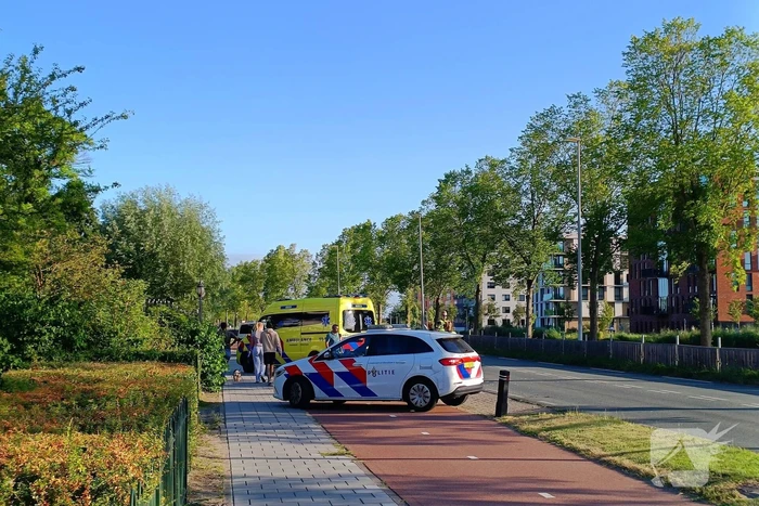 Automobilist en motorrijder met elkaar in botsing