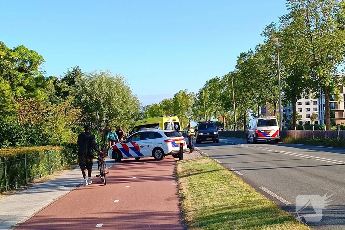 Automobilist en motorrijder met elkaar in botsing