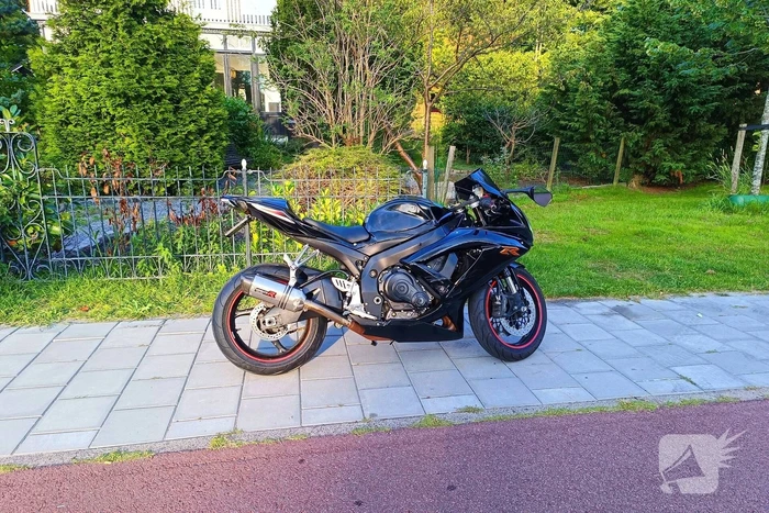 Automobilist en motorrijder met elkaar in botsing
