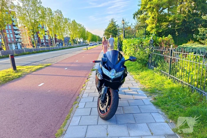 Automobilist en motorrijder met elkaar in botsing