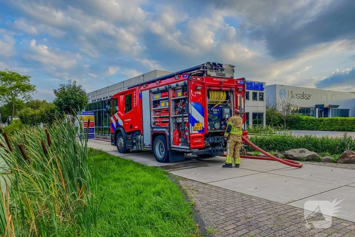 Brandweer blust brandende container
