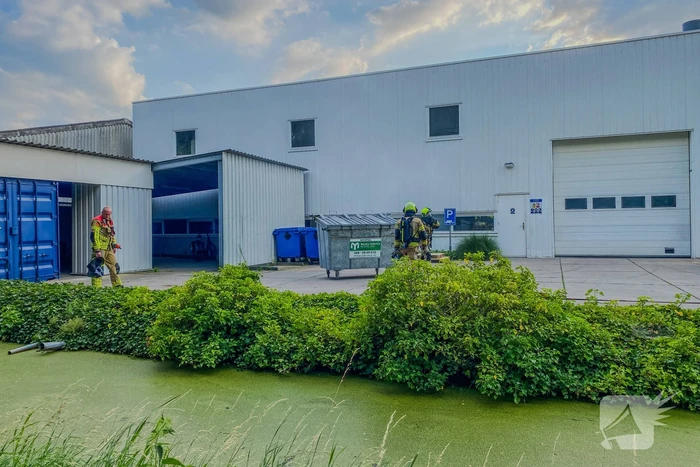 Brandweer blust brandende container