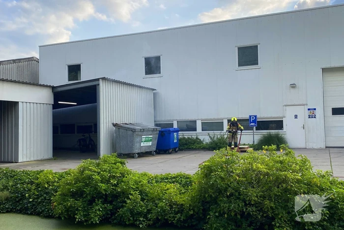 Brandweer blust brandende container