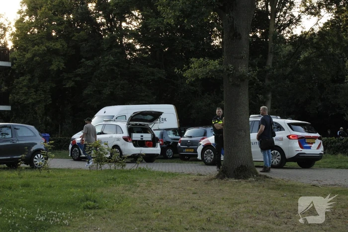 Verdovende middelen en messen aangetroffen na vechtpartij, politie valt woning binnen