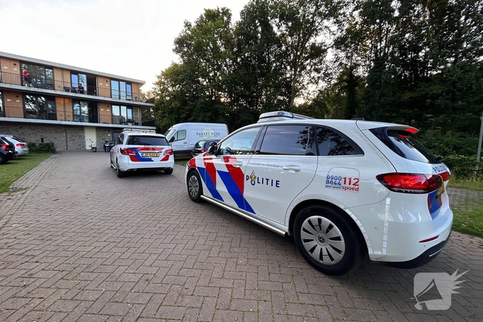 Verdovende middelen en messen aangetroffen na vechtpartij, politie valt woning binnen