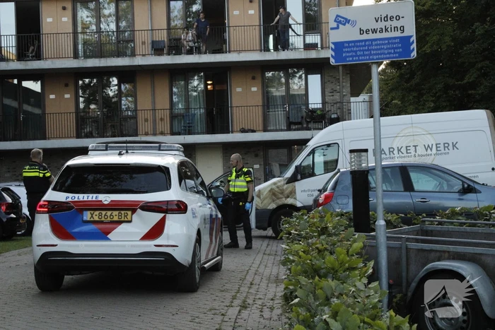 Verdovende middelen en messen aangetroffen na vechtpartij, politie valt woning binnen