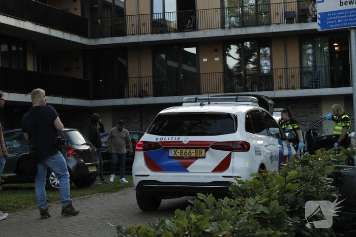 Verdovende middelen en messen aangetroffen na vechtpartij, politie valt woning binnen
