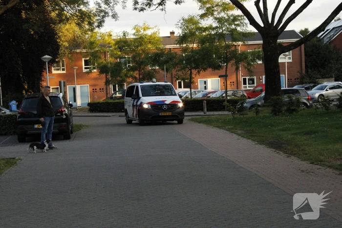Verdovende middelen en messen aangetroffen na vechtpartij, politie valt woning binnen